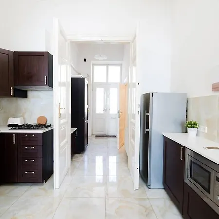 Central Bright And Spacious With 3 Будапешт