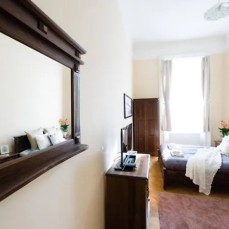 Central Bright And Spacious With 3 Apartment