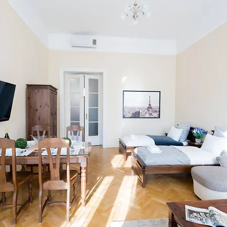 Central Bright And Spacious With 3 Appartamento