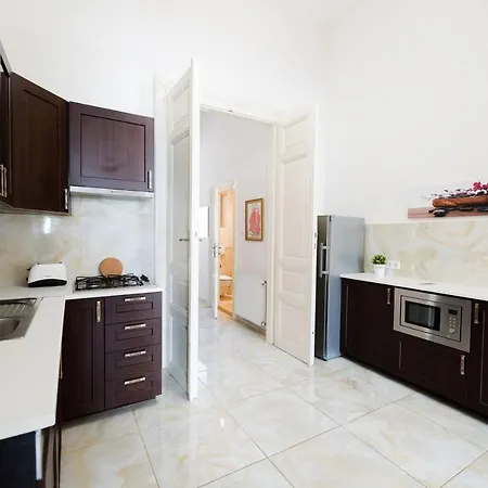 Central Bright And Spacious With 3 Appartamento