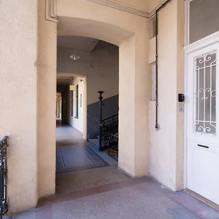 Central Bright And Spacious With 3 Appartamento